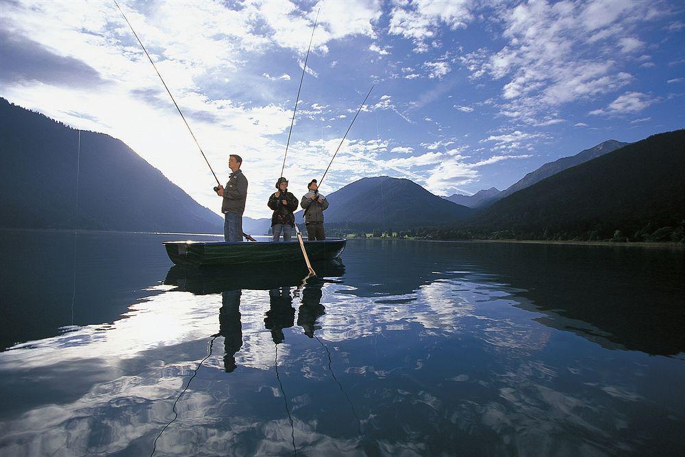 Strandhotel Am Weissensee Bagian luar foto